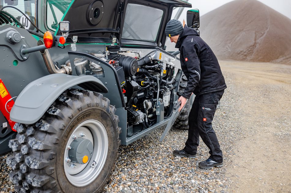 Snadno přístupný motorový prostor umožňuje kontrolu provozních kapalin a provádění běžné údržby manipulátoru Kramer KT316.