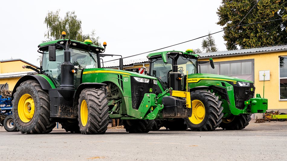 Traktor 8370R a 8R370 jsou využívány v Zemědělském družstvu Peruc po těžké polní práce