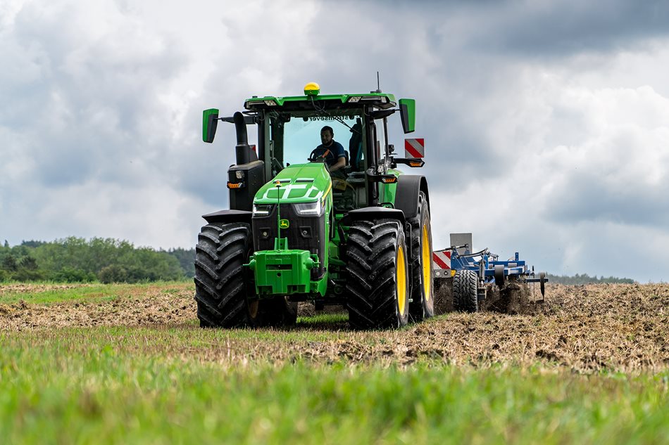 V Zemědělském družstvu Peruc využívají od poloviny loňského roku nový traktor John Deere 8R 370