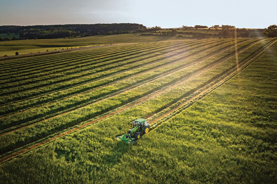 Převodovka Powr8™ s osmi rychlostmi zajišťuje plynulý výkon na polích a díky systému AutoTrac™ minimalizujete překrytí. To vše přispívá k celkové efektivitě prací.