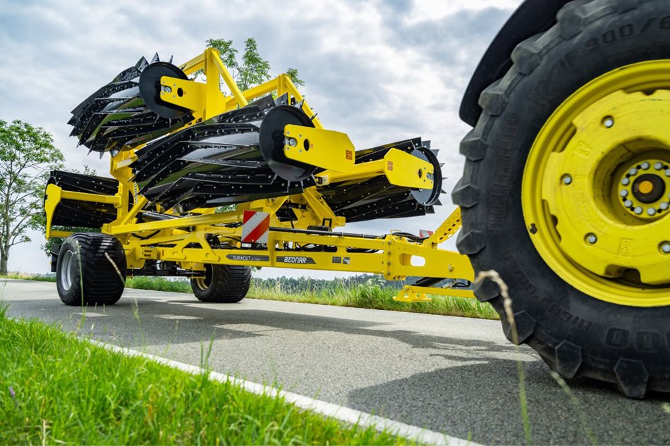 TAŽENÝ ŘEZACÍ VÁLEC DURACUT TE I PRO MĚLKÉ ZPRACOVÁNÍ PŮDY •	Těžký tažený řezací válec pro mechanickou likvidaci posklizňových zbytků, meziplodin a mělké zapravení výdrolu do půdy. •	Vyměnitelné nože z vysokopevnostní oceli HARDOX pro maximální odolnost nožů a jejich minimální opotřebení. •	Válce lze pro zvýšení řezacího efektu naplnit vodou (váha se pak pohybuje až na úrovni 1 240 kg/m). SPEED CHOP SC_F PRO MANAGEMENT POSKLIZŇOVÝCH ZBYTKŮ A MEZIPLODIN •	Univerzální agregace do čelního nebo zadního tříbodového závěsu traktoru (vhodná kombinace se SWIFTERDISC XN, XO_F nebo DIRECTO NO). •	Dvouřadé postavení válců o průměru 460 mm pro vysokou obvodovou rychlost a kvalitní nařezání. •	Vyměnitelné nože pro snadnou a rychlou výměnu v případě opotřebení nebo poškození. ROTAČNÍ KYPŘIČ ROTO-MASTER NEJENOM PRO CELOPLOŠNÉ ZPRACOVÁNÍ •	Možnost úpravy rotačního kypřiče pro meziřádkovou kultivaci porostů kukuřice, slunečnice nebo cukrové řepy (varianta 80/75/70 nebo 50 cm). •	Offsetové uspořádání rotačních hvězdic pro vysokou průchodnost stroje a výborné kopírování terénu. •	Výškově stavitelná podpěrná kola pro výborné vedení stroje terénem v základní výbavě stroje. SECÍ KOMBINACE KATARA KN_S PRO PRECIZNÍ ZALOŽENÍ POROSTU •	Rotační brány s nejlepším drobícím efektem na trhu – vzdálenost mezi rotory pouze 24,5 cm. •	Centrální rozdělovací hlava, s možností i dvojité, pro vypínání poloviny pracovního záběru stroje. •	Robustní provedení secích botek s meziřádkovou vzdáleností 12,5 nebo 16,7 cm pro různé podmínky. SECÍ LIŠTA CORSA CN 6000 NOVĚ S PŘEDNÍM PŘÍSLUŠENSTVÍM •	Volitelná výbava v podobě předního příslušenství – TURBO nebo PROFI coultery, pneumatikový pěch a páskový smyk Crushbar. •	Možnost vypínání poloviny pracovního záběru stroje pro úsporu hnojiva nebo osiva. •	Optimalizované postavení distribuční hlavy pro lepší vedení osiva a hnojiva. NOVÝ MODEL SECÍHO STROJE DIRECTO NO •	Rozšíření modelové řady DIRECTO NO o stroj s pracovním záběrem 8 m. •	Osvědčená secí botka DIRECT STAR pro zakládání porostů do strniště, nezpracované půdy nebo porostů meziplodin. •	Možnost zakládání porostů na meziřádkovou vzdálenost 16,7 cm nebo ob řádek na 33,4 cm.  INOVACE U ZÁSOBNÍKŮ A ZÁSOBNÍCH VOZŮ BEDNAR •	Nový ovládací software BEDNAR EASY CONTROL pro přehledné a intuitivní ovládání. •	Systém vzdálené kalibrace FARM LINK bez nutnosti zadávat kalibrační hodnoty na terminálu traktoru. •	Nové možnosti výbavy – například kypřiče stop traktoru, možnosti vypínání poloviny záběru nebo kamerový systém. DVOULETÁ TOVÁRNÍ ZÁRUKA •	Dvouletá tovární záruka se vztahuje na kompletní produktové portfolio strojů BEDNAR. •	Záruka není omezena množstvím zpracovaných hektarů.
