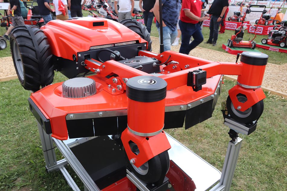 ​Automatická, elektricky poháněná sekačka SABO MOWIT se záběrem 120 nebo 132 cm je určena pro profesionální nasazení. Dá se ovládat dálkově nebo jezdit úplně sama.
