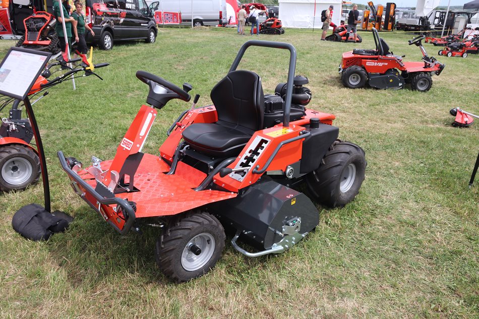 Ve svažitém terénu dobře obstojí i nový mulčovač SABO GLADIATOR 95F AWD s hydraulickým pohonem všech kol.