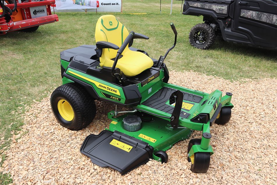 Značka John Deere byla už před dlouhými lety jedním z průkopníků elektrického pohonu, vzpomeňte na nákladní čtyřkolku Gator TE 4x2. V současnosti je tento způsob pohonu na vzestupu, a proto v expozici nemohl chybět nový elektricky poháněný žací stroj s nulovým poloměrem otáčení ZTrak Z370R.