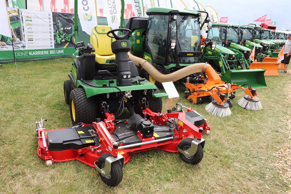 John Deere k čelním žacím strojům nabízí několik žacích ústrojí s různými záběry a výhozem do boku nebo dozadu. Další variantou však může být třeba i rotační žací ústrojí Wiedenmann.