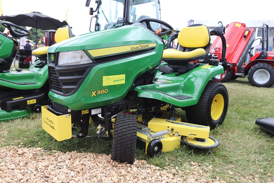 Plochy přerostlé vysokou trávou a zahradní traktor? V případě, že má mezi nápravami žací ústrojí Feucht Obsttechnik se do nich může bez obav pustit.