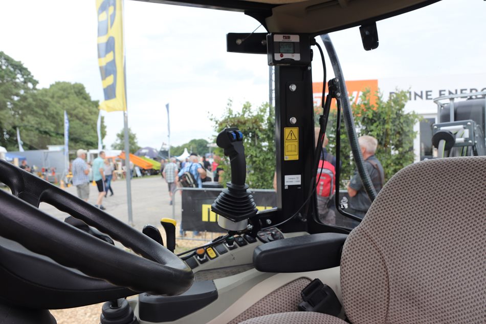 DemoPark-15.jpg Zavlažování se dá na přání samozřejmě ovládat i pohodlněji joystickem, je na každém zákazníkovi, jaké variantě dá přednost.