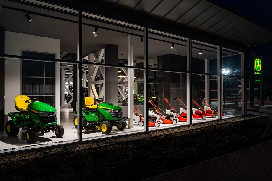 Portfolio zahradních traktorů John Deere doplňují sekačky Sabo Portfolio zahradních traktorů John Deere doplňují sekačky Sabo