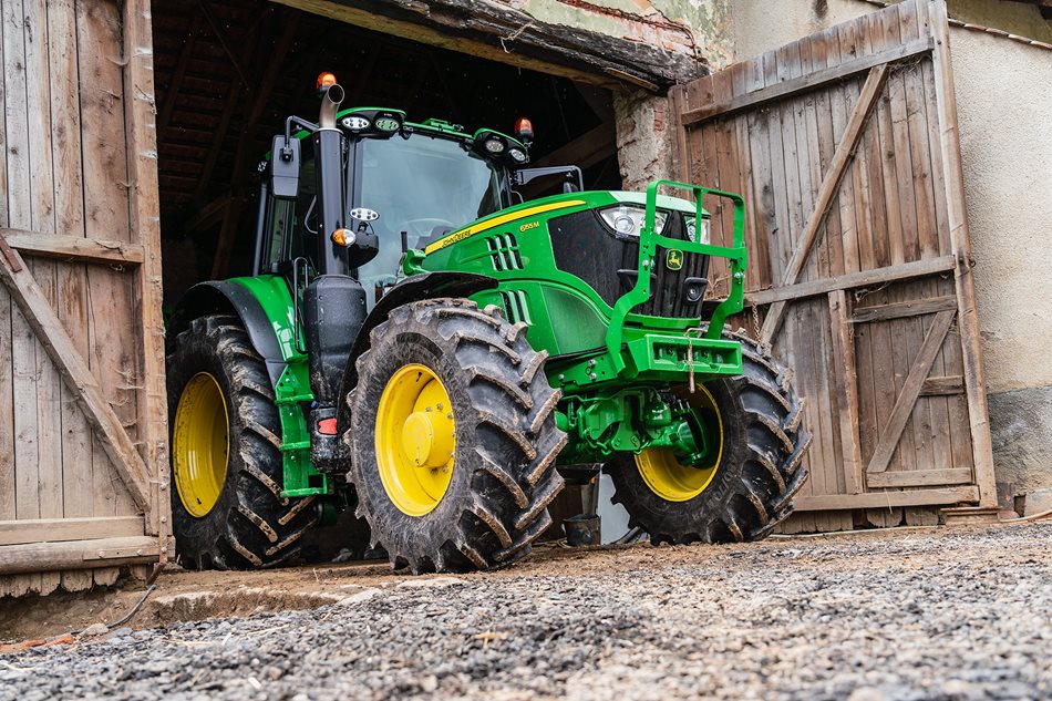 Nový traktor John Deere 6155M používá Jiří Pazdera od jara letošního roku