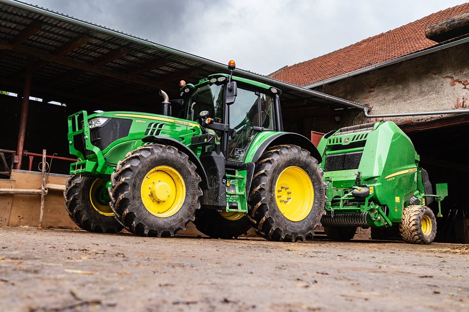 Traktor pracuje také s lisem John Deere V451M