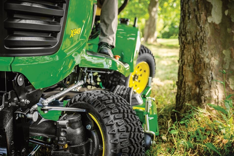 Z traktorů John Deere je na sečení členitých a svažitých pozemků s různými překážkami nejlepší model X949 s pohonem i řízením všech čtyř kol.