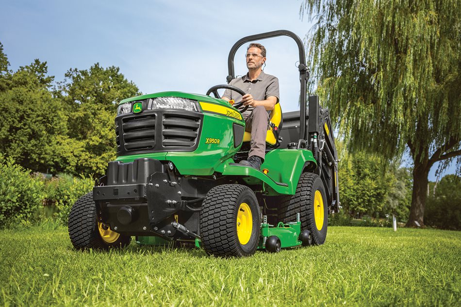 V sečení se sběrem jednoznačně kraluje traktor John Deere X950R. S hydraulicky vysýpaným košem z výšky dvou metrů je nezbytné dotížit předek závažím.