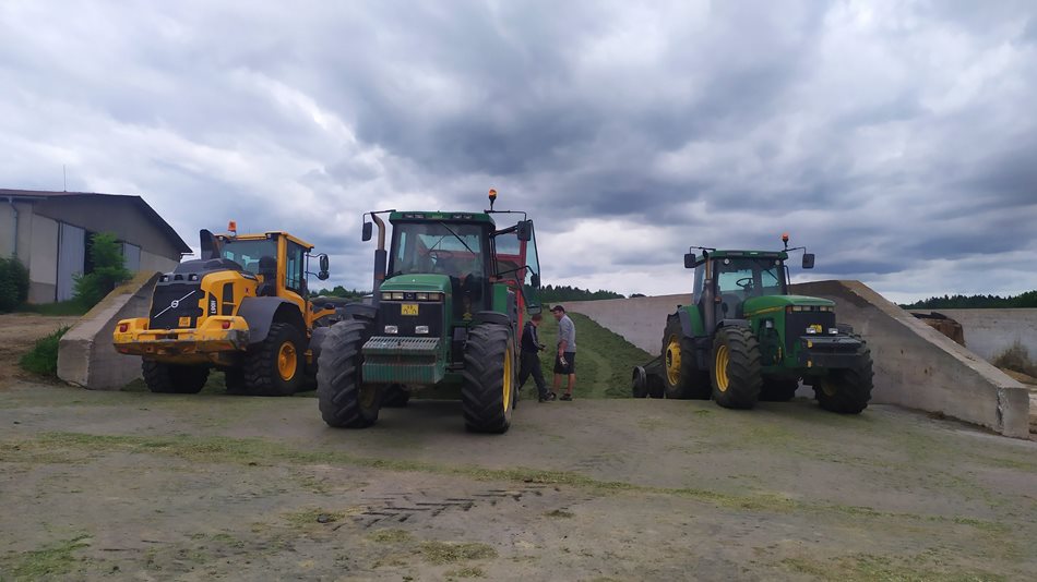 John Deere 8300 z roku 1996 patřil mezi první traktory této značky v Zemědělském obchodním družstvu Kámen. Navázal na model 8100, kterým v podniku začala v roce 1995 více než třicetiletá historie používání traktorů John Deere.