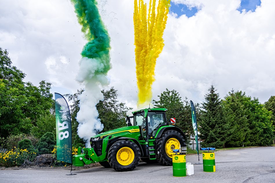 Jubilejní 25. traktor John Deere dodaný do Zemědělského obchodního družstva Kámen. Model 8R 410 s převodovkou e23 bude pracovat při orbě, s kompaktorem a šestimetrovým kombinovaným kypřičem, při lisování a příležitostně také v dopravě.