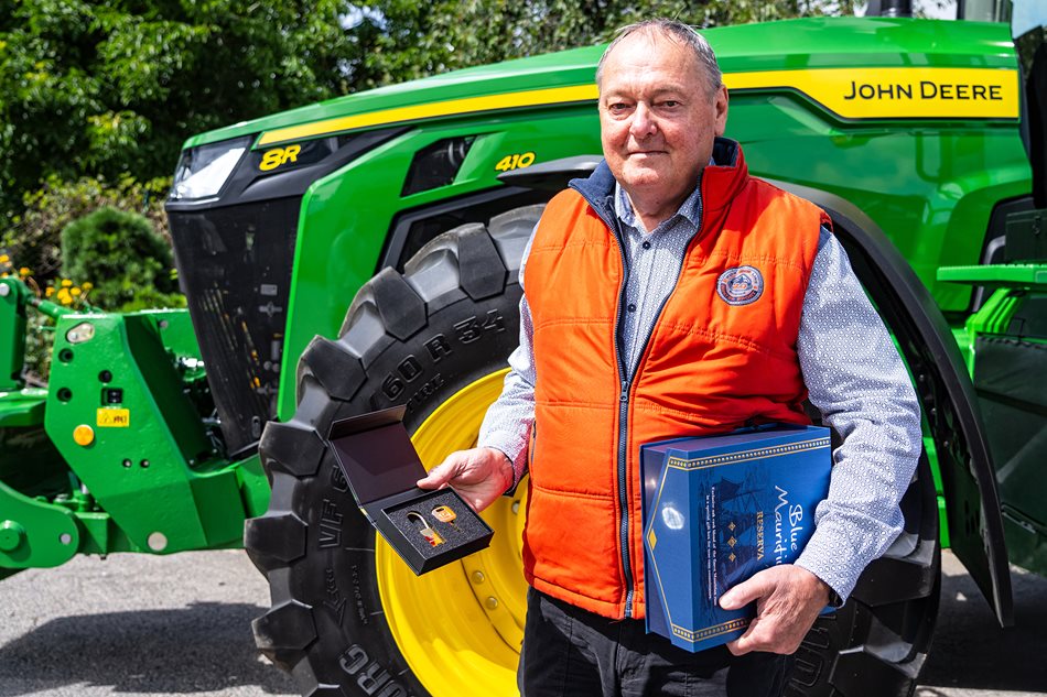Předání nového modelu 8R 410 završilo více než třicetiletou etapu, která začala v roce 1995 traktorem John Deere 8100. Současně bylo rozloučením s dlouholetým mechanizátorem Vladimírem Bulánkem, který odchází do důchodu.