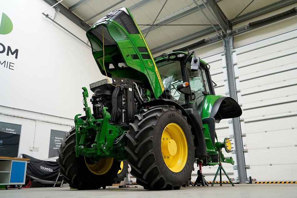 Pro produktové školení byl vybrán traktor John Deere 6M 220