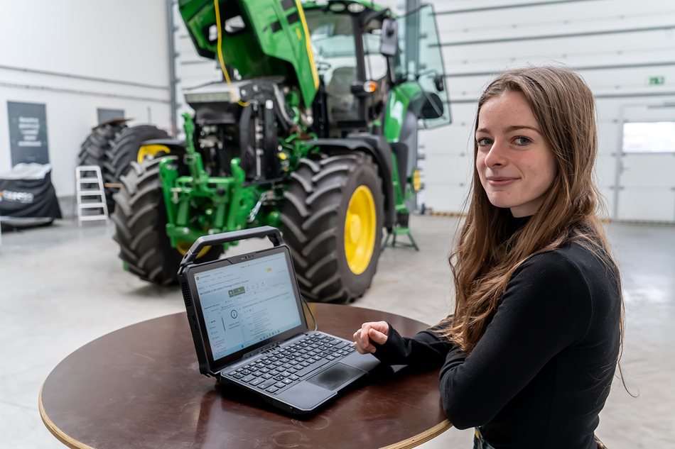 Anna Koskupová, mechanička v Měcholupech, prohlubuje svůj zápal do techniky u nás.