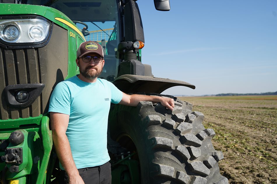 John-Deere-6250R-Nokian-Slovec-5.jpg Vzhledem k různorodým operacím, které musí model 6250R zvládnout, byly pneumatiky Ground King nejlepší volbou, jak říká mechanizátor podniku ZS Sloveč Tomáš Herčík (na fotografii).