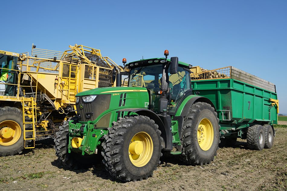 Slovečský traktor 6250R je nasazován často v dopravě, hybridní desén Ground King zajišťuje komfortní jízdu, nízkou hlučnost a zároveň dlouhou životnost pneumatik.