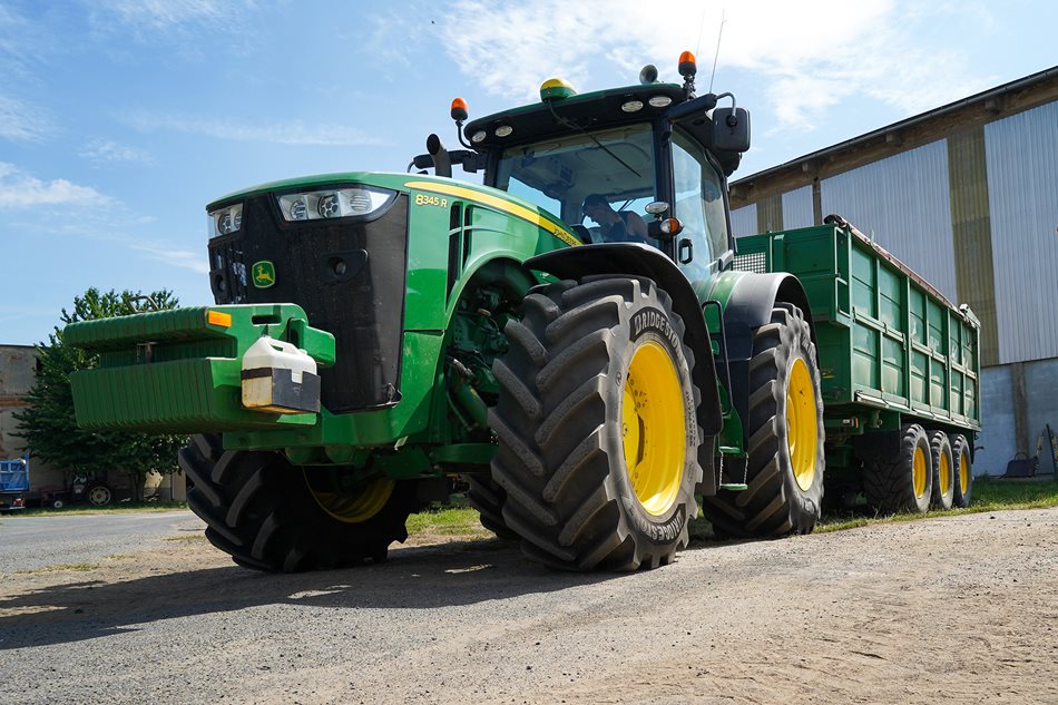 Pneumatiky VX-Traktor - vpředu v rozměru 600/65 R34 a vzadu 710/75 R42, vynikají vynikající trakcí s exkluzivním, patentovaným dezénem s evolventními bloky