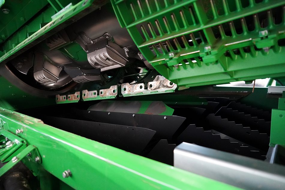 John-Deere-ExpertCheck6.jpg Demontáž košů umožní důkladnou kontrolu mlatek a separačních prvků na rotorech.
