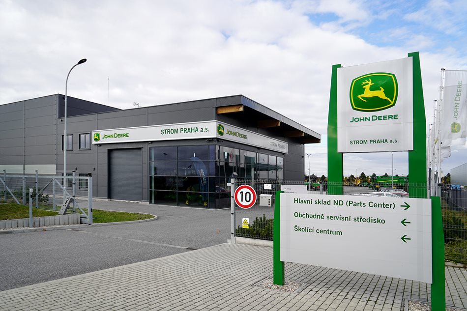 Posezónní kontrola naší předváděcí mlátičky John Deere X9 proběhla na středisku Ovčáry, kde sídlí centrum sklizňové techniky. Servisní mechaniky, kteří jsou specializovaní na sklízecí mlátičky, ale máme v celé naší sítí. Posezónní prohlídku (tzv. Expert Check) tak poskytnujeme ve špičkové kvalitě po celé ČR.