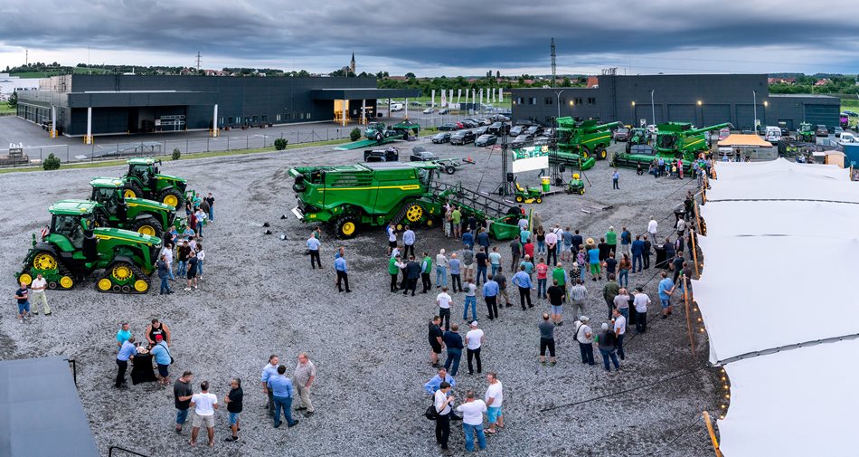 John-Deere-X9-1100-Ovcary_DSC4947-Panorama.jpg