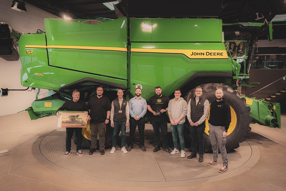 John-Deere-zlaty-klic-Eurofarms-2026-01.jpg Zástupci zemědělského podniku si převzali kovový model S7 800 i zlatý klíč v dárkovém balení.