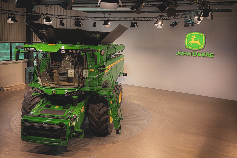 John-Deere-zlaty-klic-Eurofarms-2026-03.jpg Pro svůj zlatý klíč si přijeli zástupci společnosti Eurofarms Agro-B, která v letošní sezóně přebírá již druhou pásovou sklízecí mlátičku S7 800 v plné výbavě. Slavnostní předání proběhlo v nově zrekonstruované části haly určené pro použité sklízecí řezačky, kde byla na otáčejícím se podstavci tematicky vystavena mlátička S7.