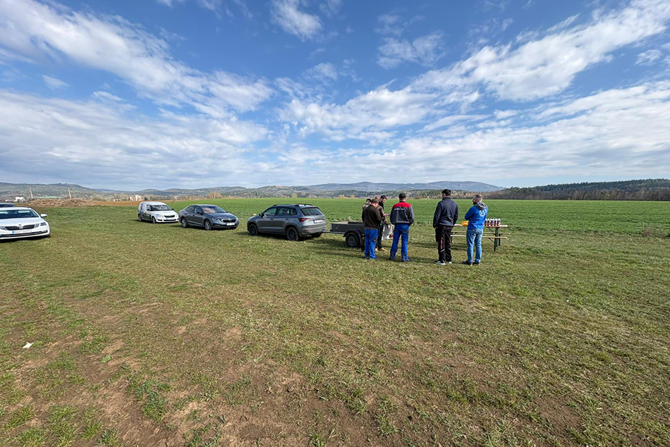 Polní den zaměřený na ukázky dronů pro monitoring porostů proběhl v Nové Roli na Karlovarsku.