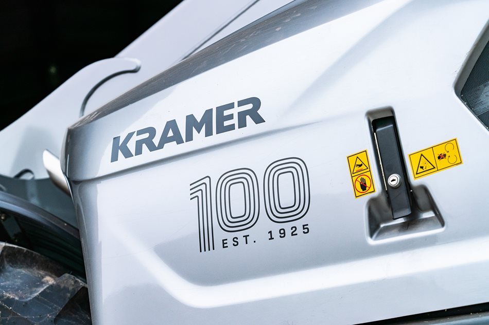 Prostřednictvím našeho střediska Smiřice jsme zákazníkovi na Královéhradecko předali první teleskopický manipulátor Kramer KT 407 SilverEdition – 100 years. Tento model je součástí limitované edice, která se odlišuje nejen speciálním stříbrným lakováním, ale i atraktivní výbavou.