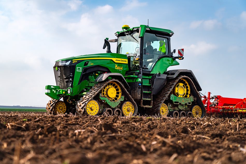 ​Od roku 2023 používají na farmě traktor John Deere 8RX 410 s pásovým podvozkem pro snížení utužení půdy