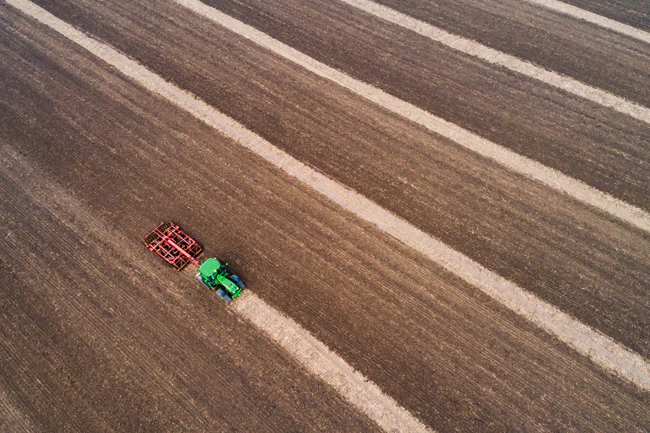John-Deere-8RX410-Polacek-Hole-2023-DJI_0015.jpg I v rostlinné výrobě využívají moderní technologie