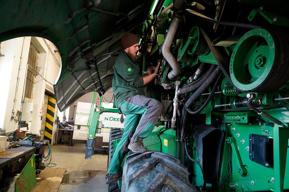 Servisní technik nejprve vede rozhovor s obsluhou – zaznamená její postřehy, neobvyklé chování stroje nebo specifické požadavky. Poté začíná detailní technická kontrola podle kontrolního seznamu John Deere.