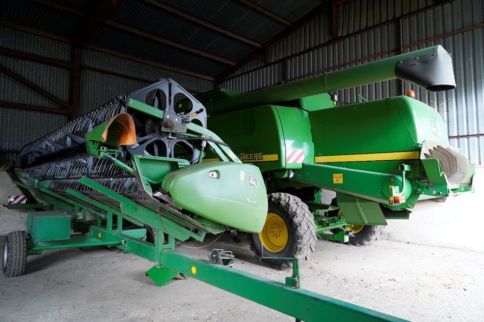 Ve společnosti Záveský a spol. mají techniku uskladněnu v halách, dokonale vyčištěnou od rostlinných zbytků, čekající na prohlídku Expert Chech 7+.