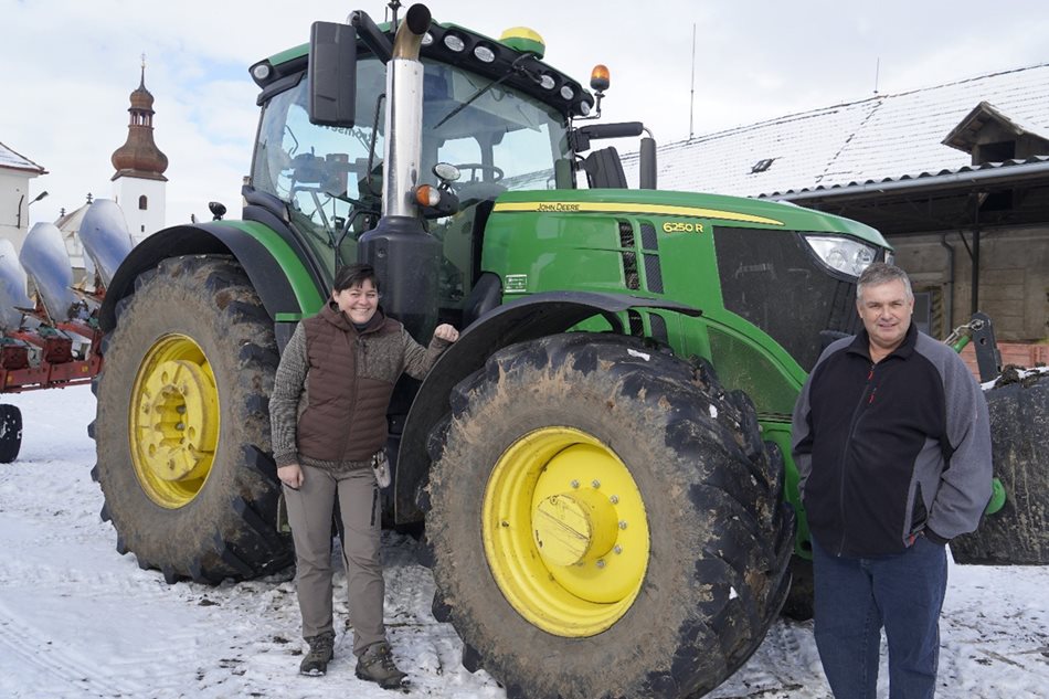 Tomáš Princ, předseda představenstva, a Zdeňka Mikovcová, agronom společnosti, v Rolnickém družstvu Dobroměřice