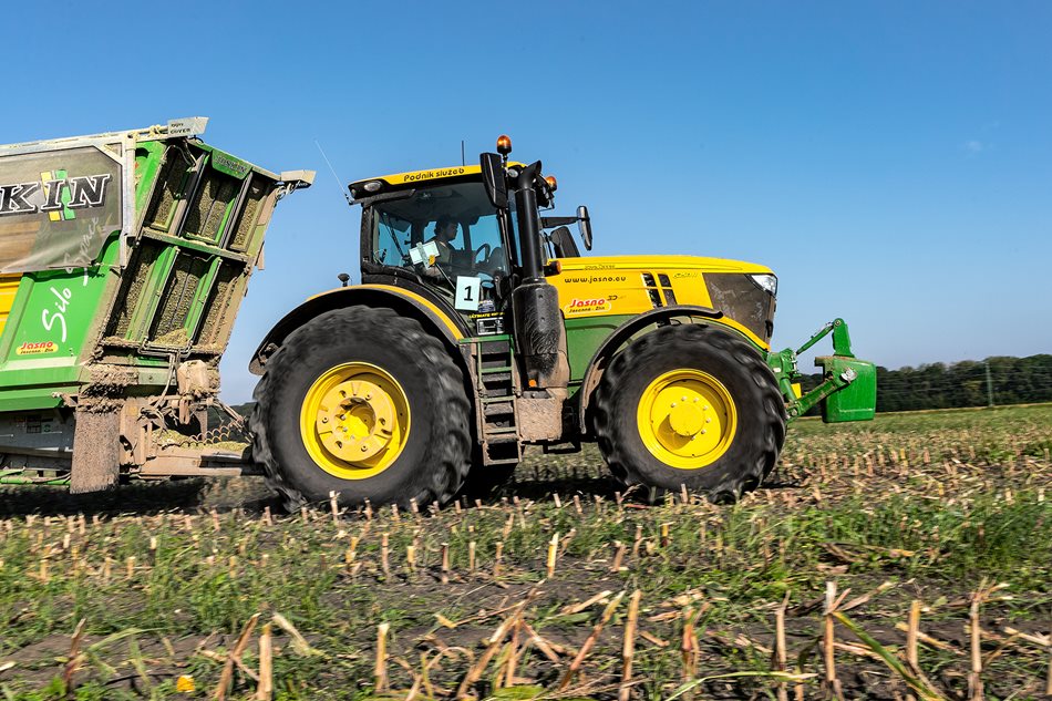 John-Deere-6250R-Jasno_DSC3504-1.jpg Součástí výkonných silážních linek jsou od roku 2020 také traktory John Deere řady 6R s převodovkami AutoPowr