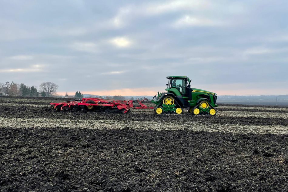 Čtyřpásový traktor John Deere 8RX nabídne lepší tahové vlastnosti a ochranu  půdy