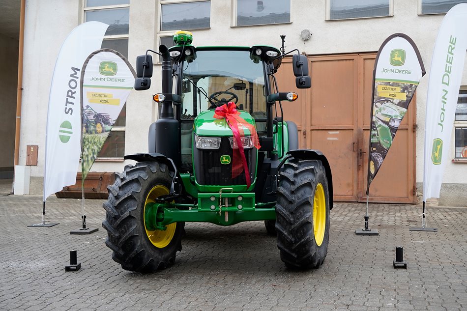 Traktor John Deere 5105M bude sloužit jak k reálné práci na poli, tak k analyzování a dalšímu zpracování velkého množství dat získaných z jeho práce, které můžou využít například při seminárních pracích.