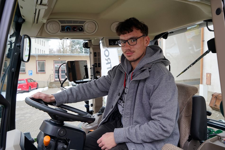 Studenta oboru agropodnikání, Vojtěcha Zimolu, zaujala plynulost toho všeho. „Nemusím dělat nic na sílu, zmáčknu tlačítko, hydraulika se zvedne.“