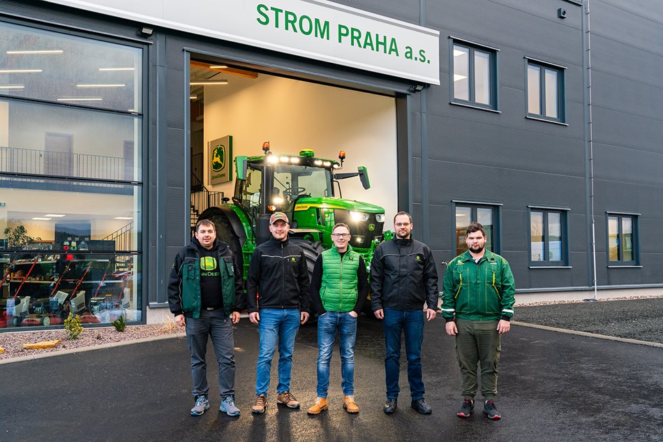 Předání nového traktoru 6R 215 zástupcům ZD „Mezilesí“ Telecí na novém středisku Libchavy. Na fotografii zleva: Jakub Morávek (STROM PRAHA), Tomáš Netík (STROM PRAHA – specialista precizního zemědělství), Pavel Boštík (STROM PRAHA – obchodní zástupce), Pavel Bartoš (ZD „Mezilesí“ Telecí – mechanizátor), Vojtěch Šmíd (ZD „Mezilesí“ Telecí – obsluha traktoru)