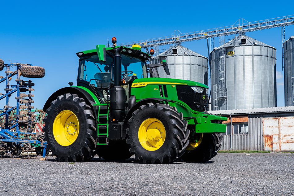 Velká tichá kabina a joystick CommandPro s 11 programovatelnými tlačítky dává obsluze traktorů John Deere 6R maximální komfort pro práci