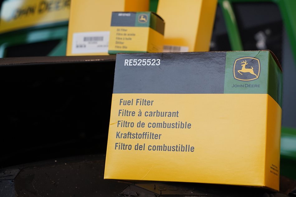 John Deere definuje své vlastní specifikace filtrů – materiály a rozměry, které přesně odpovídají požadavkům strojů John Deere