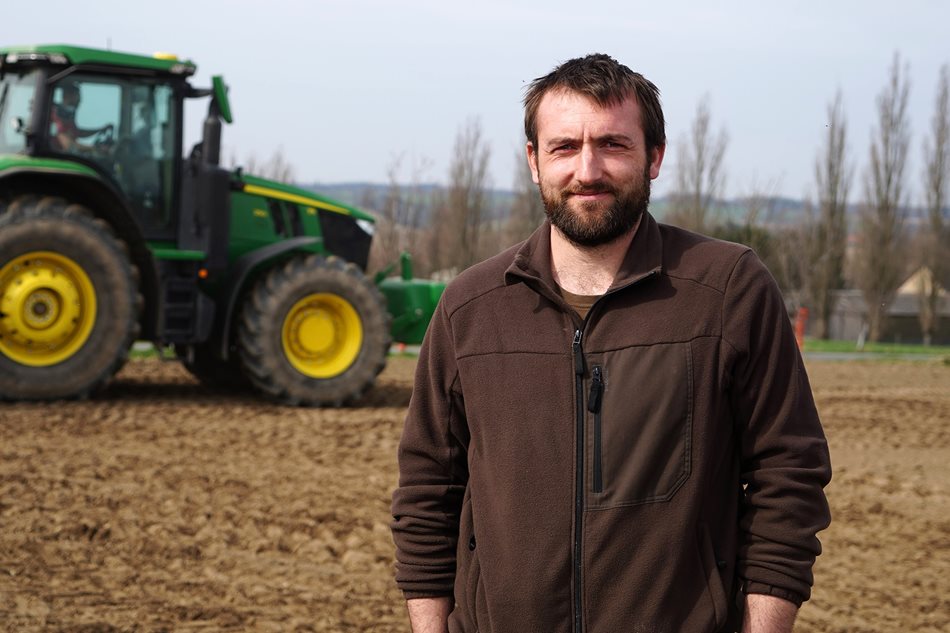 John-Deere-Udrzby-Klas-Cihost-03.jpg Václav Cihlář, mechanizátor společnosti KLAS a.s. Číhošť