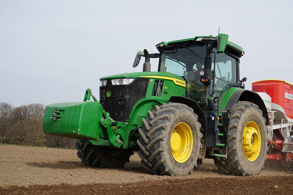 Ve společnosti KLAS a.s. Číhošť používají do svých traktorů John Deere výhradně originální olej