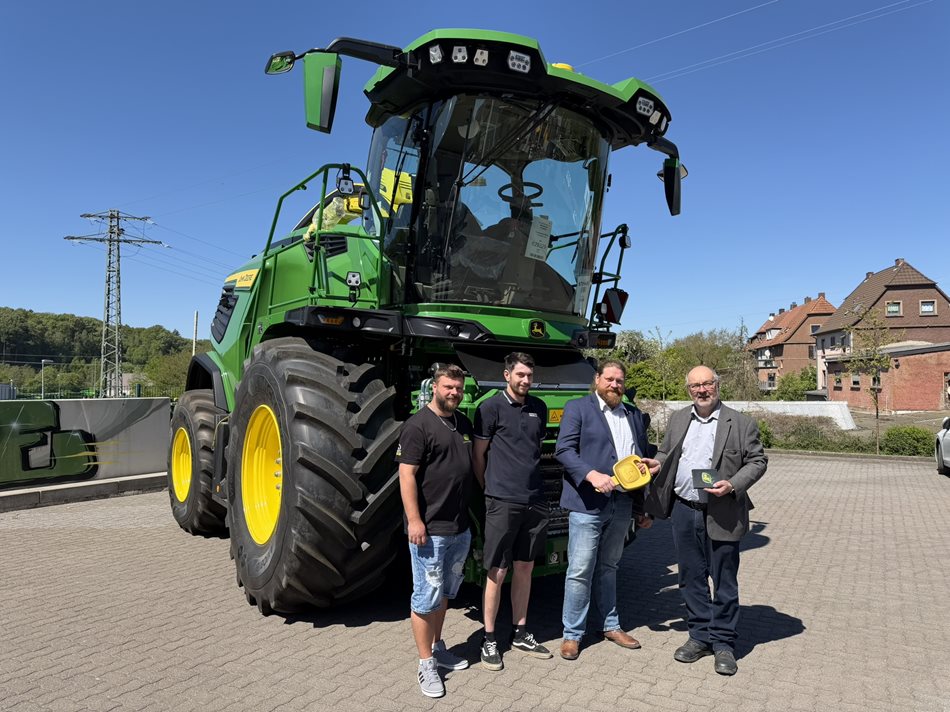 Nový model John Deere F9 500 si zástupci podniku převzali ve výrobním závodě 30. dubna 2026. Fotografie z tohoto předání tak symbolicky navazuje na okamžik, kterým v roce 2019 začala spolupráce spojená s modelem 9600i.