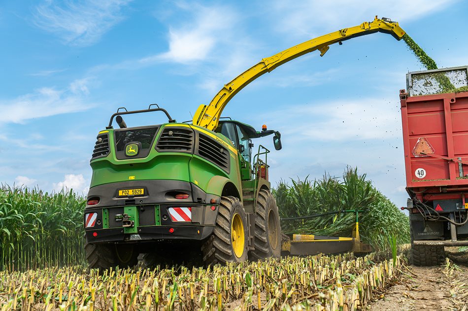 Řezačka John Deere 9600i pracovala ve společnosti AGROSPOL Malý Bor od roku 2020. Za dobu provozu sklidila zhruba 180 tisíc tun materiálu.