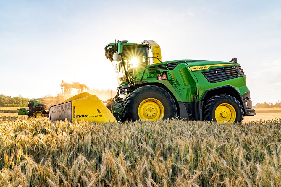 ​Řezačka F9 500 o výkonu až 765 koní při práci s adaptérem Zürn ProfiCut 700 na přímou sklizeň