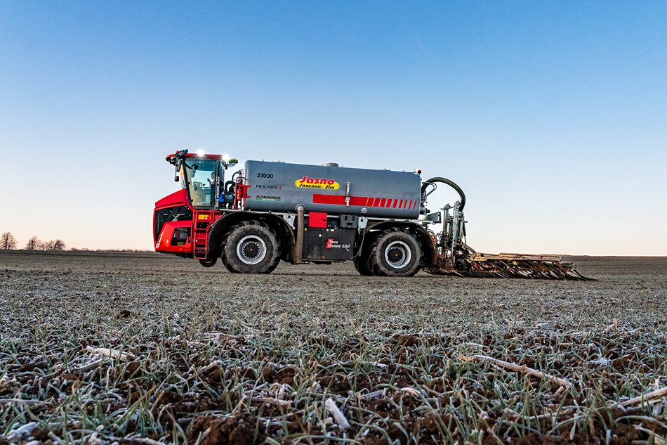 Samochodný aplikátor kejdy společnosti Jasno Jasenná vybavený navigací John Deere a NIR senzorem John Deere HarvestLab při práci na pozemcích společnosti Agrochema, družstvo.