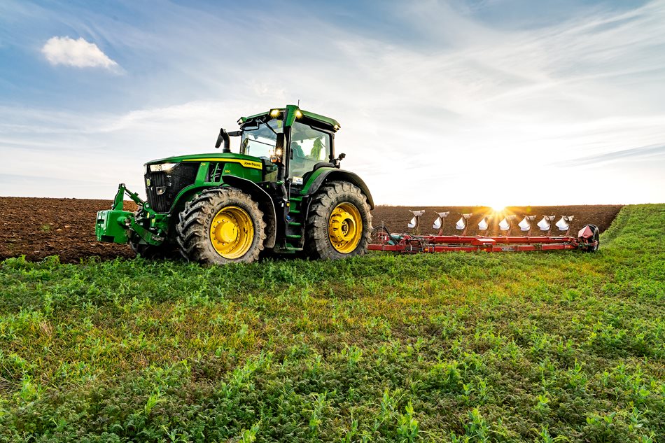 V roce 2021 byl do společnosti DV Batelov předán první traktor John Deere